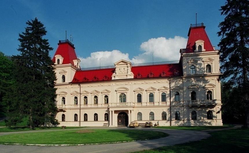 Východně od obce je lokalita Kapouňata ve svažitém terénu, tvořená zachovalou původní přízemní štítovou zástavbou. Většina objektů je využívána jako rekreační chalupy.