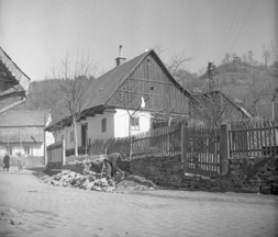 Březnová hádanka původní šibenice. U levého okraje snímku je zachycen okraj střechy s okapem domu č. p. 84. Naproti domu č. p. 87, ve kterém bydleli Pirochovi, stojí dům č. p. 167 výborného učitele matematiky pana Kocoura jeho druhá mladší dcera, také učitelka, tam žije dodnes.