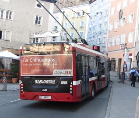 1.4.3 TROLEJBUS A TROLEJBUSOVÁ DOPRAVA Obrázek 2: Trolejbusová doprava v rakouském městě Salzburg (ve stísněných prostorech historického jádra města působí velká vozidla a trolejové vedení poměrně