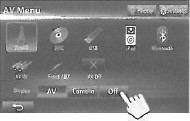 Pokud je zobrazena nabídka AV MENU, lze hlasitost nastavit pohybem prstu po displeji, jak je znázorněno na obrázku vpravo.