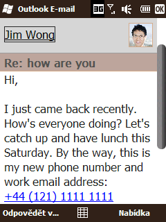 110 Kapitola 6 Zasílání zpráv Telefonování přímo z e-mailových zpráv Je-li telefonní číslo odesílatele e-mailové zprávy uloženo v kontaktech, můžete mu přímo zatelefonovat.