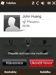 54 Kapitola 2 Kontakty a telefonní hovory Během hovoru Pokud probíhá hovor, jsou tlačítka na obrazovce Telefon zakryta roletou, aby nedošlo k jejich náhodnému stisknutí.
