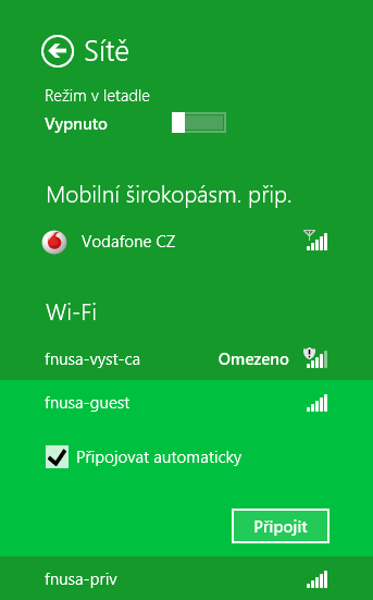 6. V systémové liště na Ploše klikněte levým tlačítkem myši na ikonu bezdrátové sítě klikněte na fnusa-guest Připojit (můžete rovněž zvolit možnost Připojovat automaticky