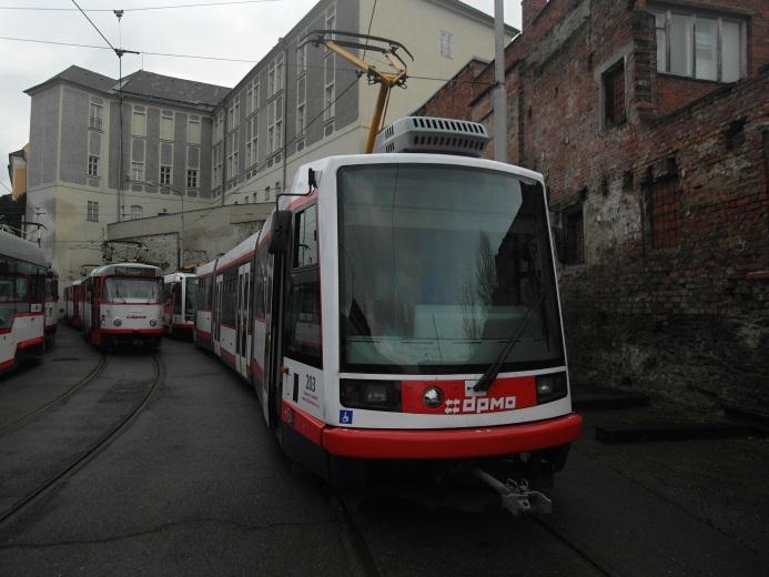 Předvánoční čas s Klubovými výlety Poslední náš výlet roku 2013 směřoval do Olomouce, kde se v pátek 29. listopadu otevřela nová tramvajová trať směřující do jižní části města v Nových sadech.