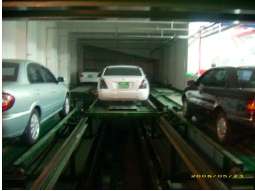 CART PARKING ( vozíkový typ parkovacího systému) Cart Parking parkovací systém byl navržen tak, aby pohyb vozidel byl automaticky zajišťován výtahy, které transportují vozidlo na jeden z vozíků.