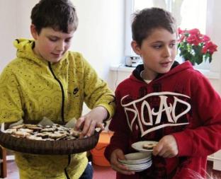 Děti představily sv. Anežku, ochránkyni nemocných Třetí návštěva léčebny dětí ze ZŠ v Mánesově ulici byla 31. března. Děti k nám přišly s paní učitelkou Mgr. Evou Chalupníkovou po náročné noci.