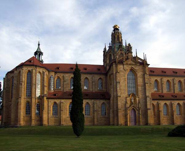 15 Asi 20 km od Horšovského Týna je benediktýnský klášter Kladruby, který založil již v roce 1115 Vladislav I.