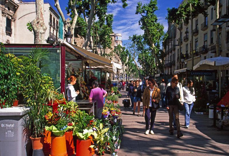 Dále budeme pokračovat již zmiňovanou ulicí Les Rambles, která vede historickým centrem až k moři. Ve dne v noci tu vládne čilý turistický ruch.