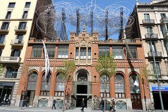 O několik kroků dále Vás zaujme tzv. Fundació Antoni Tápies, dekorativní cihlová stavba, kterou v letech 1880 1885 projektoval další známý modernistický architekt Lluis Domčnech i Montaner.