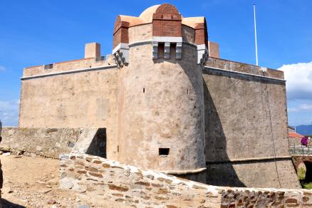 Pro nás pro Čechy je městečko známé také díky filmu,,četník ze Saint Tropez a jeho další pokračování. A tak není divu, že se každý z našich turistů žene k četnické stanici, která už není funkční.