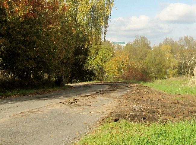 47 Při znečištění dálnice, silnice nebo místní komunikace, které způsobí nebo může způsobit závady ve sjízdnosti nebo schůdnosti, musí ten, kdo znečištění způsobil, je bez průtahů odstranit a uvést