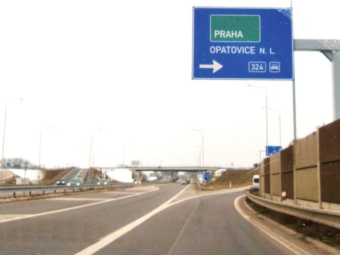 61 Oddíl 2 Jízda vozidly ve zvláštních případech Provoz na dálnici 35 (1) Na dálnici je dovolen jen provoz motorových vozidel a jízdních souprav, jejichž nejvyšší dovolená rychlost 2 ) není nižší než