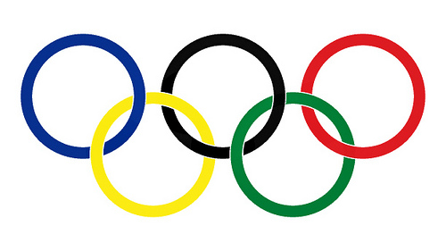 Co znamenají olympijské kruhy a jejich propojení? Nejvyšším olympijským symbolem jsou olympijské kruhy, které jsou vzájemně propojeny.
