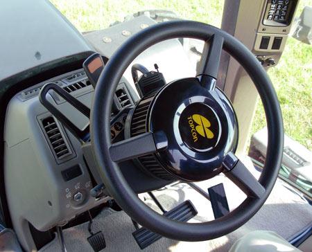 Aplikace RTK technologií v zemědělství Automatické řízení směru jízdy stroje Systém umožnuje automatické řízení směru jízdy traktoru nebo