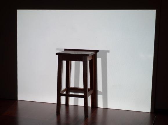 I. Sedimentace, 2013, videoinstalace Do záběru krajiny vstupuje digitální konstrukce jako paralelní realita.