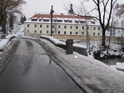 Odstraněny barevné nátěry, které ybla nedílnou sopučástí původní sochy.