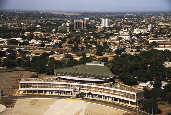 Svůj statut hlavního města získalo v roce 1897, kdy bylo Togo německou kolonií. Má přibližně 700 000 obyvatel.