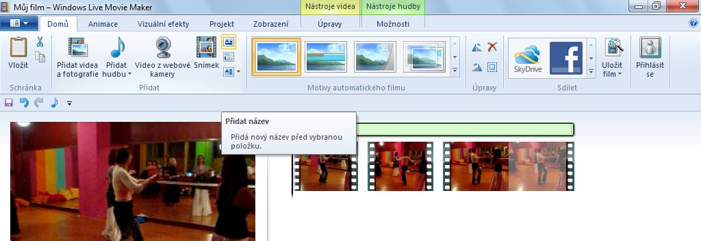 Texty mohou být zobrazeny buď přes přehrávané video (tzv. titulky), nebo před něj na barevné pozadí (tzv. názvy). Přesuňte se na začátek videa a klepněte na kartě Domů na tlačítko Přidat název.