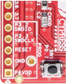 Obrázek A-3. Připojení CY8CKIT-049-4xxx k MiniProg3 pomocí headeru v pravém úhlu Obrázek A-4.