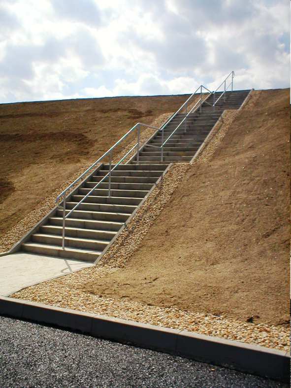 Terénní schodiště Jedná se o zvláštní typ terénních schodišť, kde jejich konstrukce vzniká zapažením svažitého terénu.
