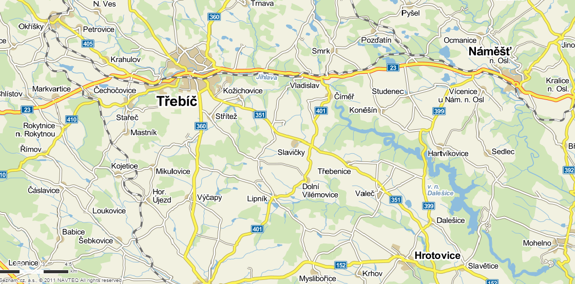 II/405 II/360 I/23 II/410 II/351 II/401 Zdroj: Mapy.cz Obec Třebíč je nejvýznamnějším dopravním uzlem v území. Setkávají se zde silnice druhé třídy č. 351, č. 410 a č.