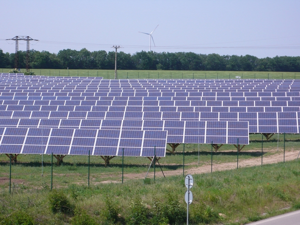 Vužití sluneční energie Solární články (sluneční baterie) jsou polovodičovéč prvky, které mění světelnou energii v energii elektrickou.