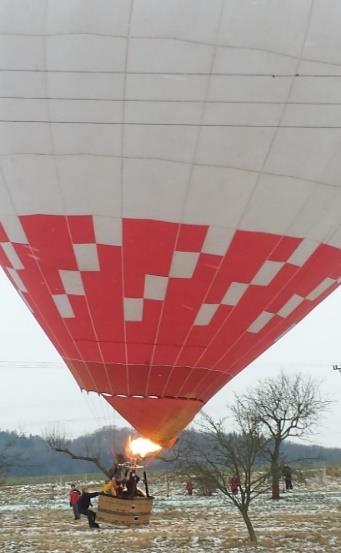 Popis videozáznamu Horkovzdušný balón poznávací značky OK-4450 je na záznamu z mobilního telefonu zachycen poprvé v okamžiku, kdy se pohybuje po mírném svahu směrem k drátům elektrického vedení s