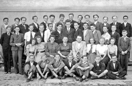 14 Z historie Staroměstské noviny 11/12 NAŠI DOBŘÍ RODÁCI František Kaštovský a Jiřina Pelková na hodech v roce 1947. Foto: archiv JP Devátá třída ročník 1927 na výletě v roce 1942.