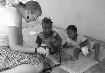 Naše noviny 4/10 OD ČTENÁŘŮ, REKLAMA, Strana 8 Terezie pomáhala v Africe sirotkům VYPRÁVĚNÍ DÍVKY O JEJÍ MISI VE STŘEDOAFRICKÉ REPUBLICE SI MŮŽETE POSLECHNOUT V ŘEVNICÍCH Na pozvání Farní charity