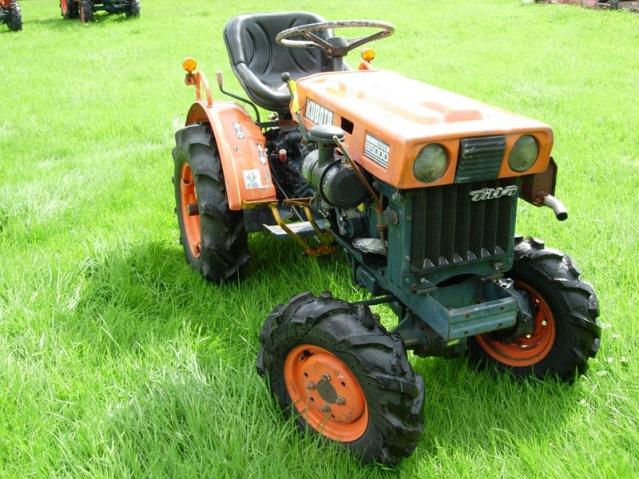 Kubota B5001 567 cc Počet válců: 2 10 HP 9 HP Počet rychlostí vývodového hřídele: 2 pravotočivý (vhodné doplnit o redukční pouzdro pro