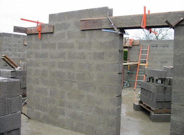 FO53EF2: Stavíme zeď z pórobetonu Při stavbě prodejny je třeba nejprve postavit zadní stěnu skladu o délce 24 m a o výšce 6,0 m, ve které nebudou ani dveře ani okna.