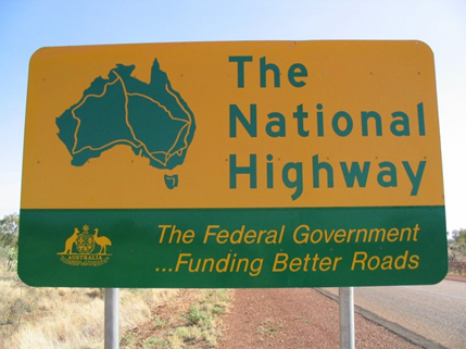 FO53EF4: Cesty po Austrálii Několik bohatých přátel se dohodlo, že uspořádají automobilový výlet po dálnici v jižní Austrálii, z okraje Perthu až na hranici města Adelaide.
