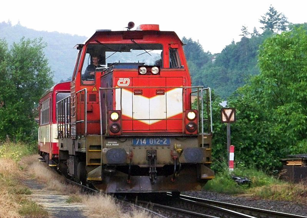 FO53EF8: Vlak mezi stanicemi Jeden strojvůdce vyjíždí ze stanice Výchozí, po dobu 100 s se rychlost vlaku rovnoměrně zvětšuje a v okamžiku, kdy vlak dosáhne rychlosti 72 km/h, začne vlak rovnoměrně