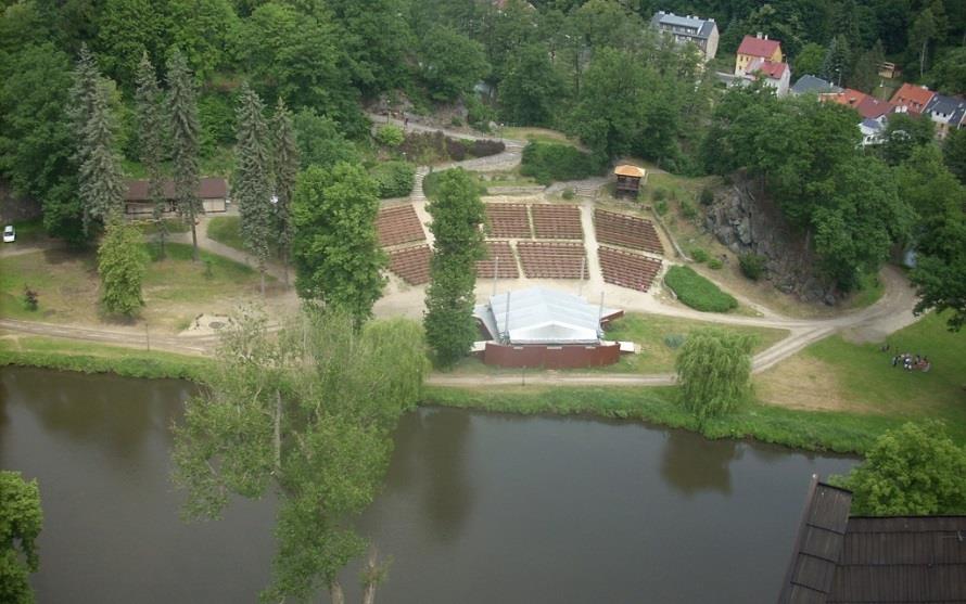 Dne 10. 6. naše 2. třída jela na školní výlet ještě spolu s 3. a 4. třídou. První byl na řadě hrad Loket. Ten se mi moc líbil, protože tam bylo děsivé útrpné právo.