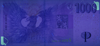 1.1.7 Iridiscentní pruh Tzv. ochranný iridiscentní pruh (iridiscentní znamená duhově proměnlivý) je umístěn na lícní straně blíže pravému okraji bankovky.