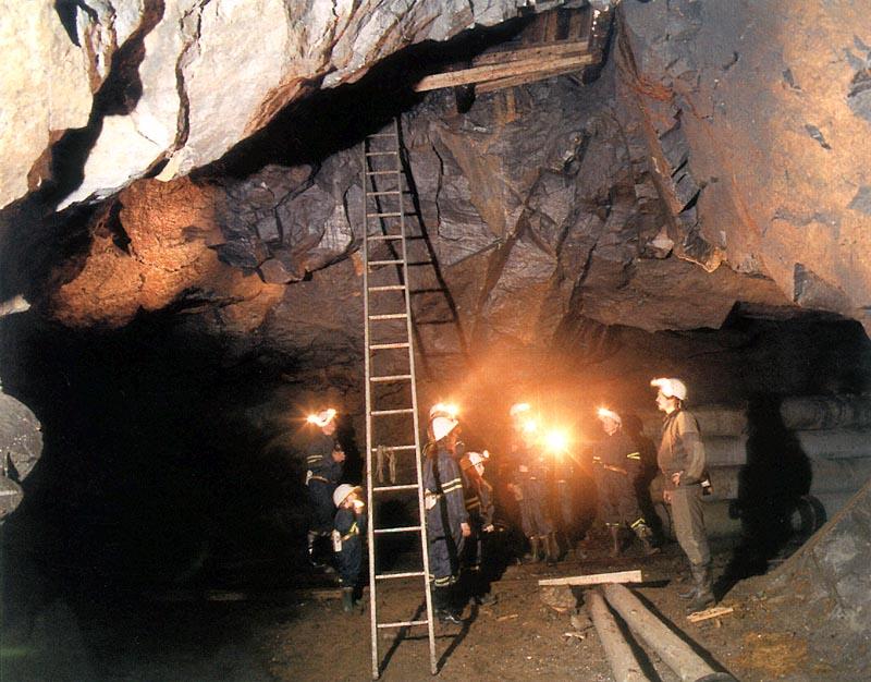 Důlní vody průsak podzemní vody a přečerpávání do vod povrchových složení ovlivňují podmínky při těžbě a hydrogeologické poměry vody z hlubinné těžby mech. znečištění, solnost, rop.