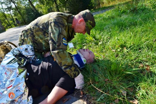 Zahradníci pár pečuje o svou zahrádku. Manžel zvolil nevhodnou obuv a manželka má alergii Horolezci mladý muž s ženou se vydají slézt hradní stěny.