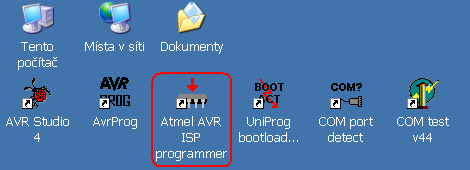 6.2 Programování přes ISP rozhraní (AVR ISP programmer) 1) Připojte UniProg-USB k základové desce kabelem PFL10-PFL10 do ISP konektoru bez jakéhokoliv adaptéru.