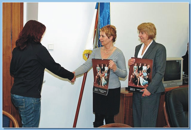 Strana 5 A tak v pondělí 28. února 2011 jsme na radnici přivítali zástupkyně roškopovských hasiček, kdy předaly ředitelkám mateřských škol (pí Bc.