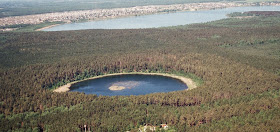 smíchalo s půdou na povrchu Země, celá tato masa se spolu s párou vznesla do atmosféry.