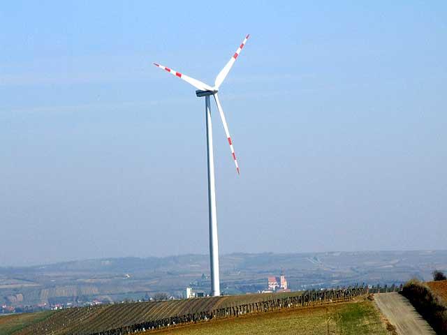 Využívají síly větru k roztočení vrtule (větrná turbína). K ní je pak připojen elektrický generátor.