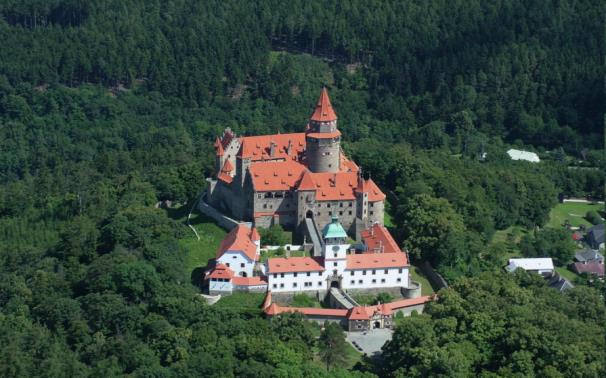 HRAD BOUZOV Hrad byl založen na přelomu 13. a 14. století. Působí dojmem dobře zachované středověké památky, jeho současná podoba však pochází z romantické přestavby z přelomu 19. a 20. století. CASTLE BOUZOV The castle was founded at the turn of the 13th and 14th century.