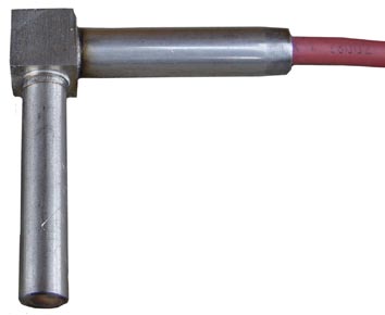 Příklady topných patron Úhlová topná patrona s navařeným kolenem W a přímo navařenou kovovou hadicí MGS Úhlová topná patrona s navařenou kostkou Wü a fixační trubičkou, v které je upevněn ocelový