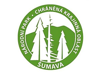krajiny, naplňování vědeckých a výchovných cílů, jakož i využití území národního parku k turistice i rekreaci neporušující přírodní prostředí. Obr. 2: Logo NP a CHKO Šumava.