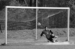 FOTBAL V BOJI O ZÁCHRANU V I.A třídě PŘITUHUJE! Do konce jarní části mistrovské soutěže zbývá odehrát ještě 5 kol, tedy je ve hře teoreticky 15 mistrovských bodů.