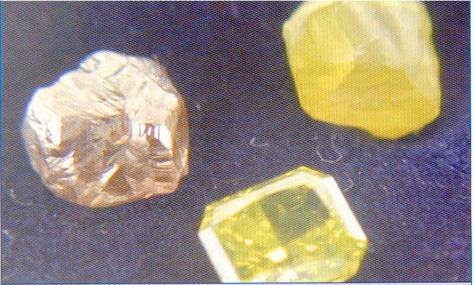 PRŮMYSLVÁ ANRGANICKÁ CHEMIE Diamant nejžádanější čirá forma (případně žlutá) různá zabarvení příměsy,