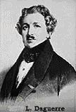 Dalším významným mezníkem bylo vynalezení tzv. daguerrotypie pojmenované podle jejího vynálezce Francouze Louise Jacquese Daguerra(obr. 2), kdy na osvit stačilo už jen několik minut.