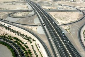 Silniční doprava: Páteří moderní silniční sítě v Emirátech je dálnice E11, spojující velká města (Abu Dhábi na západě, Dubai, Ras al Khaimah u Ománských hranic), lemující pobřeží země u Perského