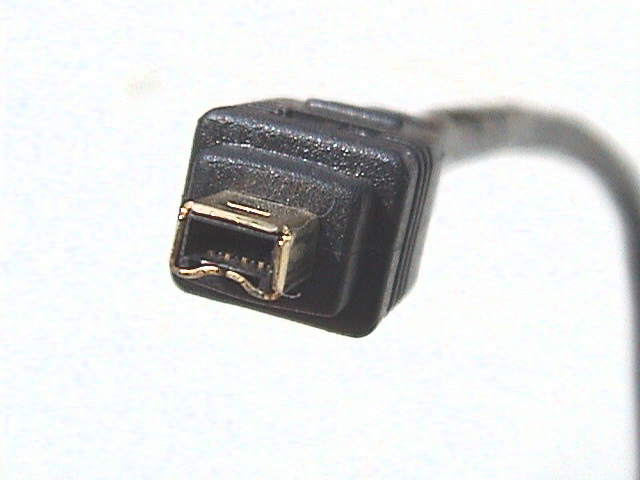 FireWire rozhraní Označované též jako i-link nebo IEEE 1394. Je to sériové rozhraní podobně jako USB, má i některé jiné podobné vlastnosti, jako např.