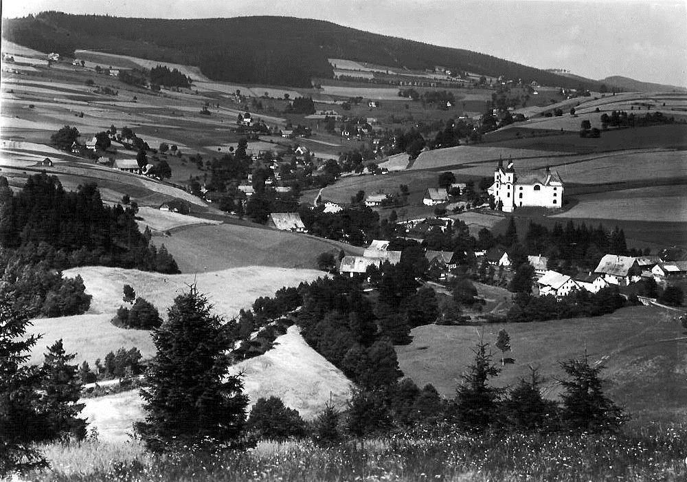 Obrázek č. 6: Celkový pohled na vesničku Neratov i s kostelem z polské strany třicátá léta 20. století. Obrázek č.